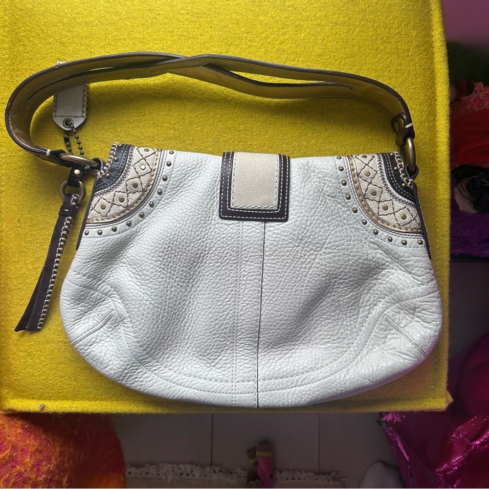 G063-10479 Coach SoHo White Pebbled Leather Whipstitch Soho Flap Bag - Picture 4 of 12